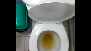 Joven orinando